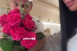 深陷愛情漩渦??克萊去機(jī)場(chǎng)接女友遲到了！送玫瑰花+瘋狂認(rèn)錯(cuò)！