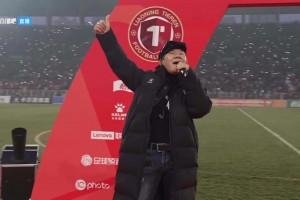 慶祝遼寧鐵人奪冠+沖超！歌星趙傳在鐵西體育場獻(xiàn)唱兩首經(jīng)典曲目