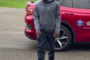 金錢和名望對他毫無影響！一身樸素的坎特抵達國家隊報道