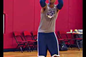 安東尼投籃慢動(dòng)作鑒賞，從接球到出手整個(gè)投籃動(dòng)作連貫絲滑...