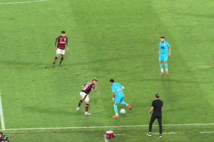 內(nèi)馬爾在巴甲都沒(méi)辦法再靠引以為傲的爆發(fā)力和節(jié)奏殺穿防線(xiàn)了??