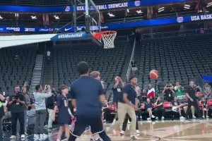 射手和射手有不同！庫里和布克這投籃手型，你更喜歡哪個