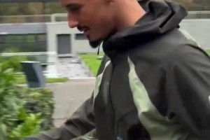 不愧是時(shí)尚之都！法國(guó)此前的抵達(dá)視頻！誰(shuí)的穿搭最有型？