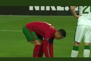 老冤家！當(dāng)年愛(ài)爾蘭球員挑釁C羅，C羅就是一耳光回?fù)?>
                                        <span></span>
                                        <p>老冤家！當(dāng)年愛(ài)爾蘭球員挑釁C羅，C羅就是一耳光回?fù)?/p>
                                    </a>
                                </div>
                                                                <div   id=