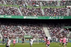 梅西在公開(kāi)訓(xùn)練上內(nèi)切破門(mén)，引起全場(chǎng)驚呼??