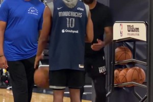 歐文即使受傷也在默默地為球隊(duì)復(fù)出，訓(xùn)練期間指導(dǎo)隊(duì)員??！