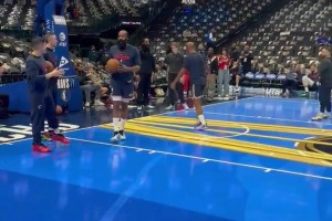 明年?duì)钤獰衢T！卡梅隆-布澤爾居然來了一個(gè)搶斷后暴扣！