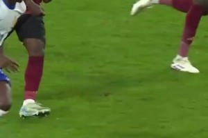 兩個技術(shù)流的交鋒！登貝萊穿襠過掉多庫，多庫甚至笑了！