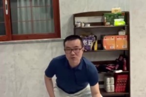 徐靜雨被網(wǎng)友質(zhì)疑籃球技術(shù)太菜，靜雨隨后上傳自己運球訓(xùn)練視頻