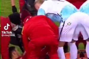 爆鏟哈蘭德后，對(duì)手被抬出了球場(chǎng)??