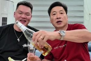 ??下班后的快樂變成上班了？朱芳雨夜宵局請來了李春江指導(dǎo)??！