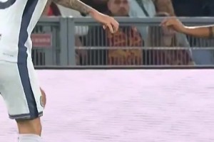 相視一笑！名場面：巴斯托尼穿襠過掉迪巴拉，小魔仙一臉茫然！