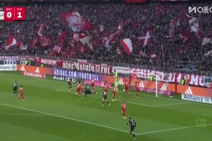 又是角球！弗賴(lài)堡角球機(jī)會(huì)曼贊比頭球破門(mén)，拜仁連丟兩球