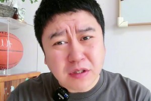 大史：火箭除了撅腚，就沒(méi)任何其他戰(zhàn)術(shù)了嗎？今年想爭(zhēng)冠必須交易來(lái)頂級(jí)后衛(wèi)