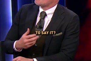 這中文字幕太搞了！名場面：卡拉格故意叫錯吉魯?shù)拿郑? >
                                        </div>
                                    </div>
                                                                        <div   id=