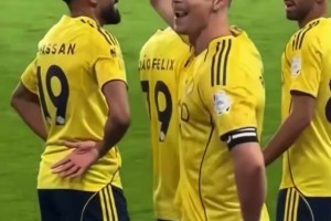 C羅倒鉤破門后，隊(duì)友為其戴上“皇冠”