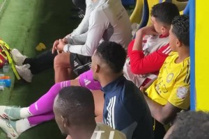 替補席上的所有人都不敢相信C羅在場上做了什么??