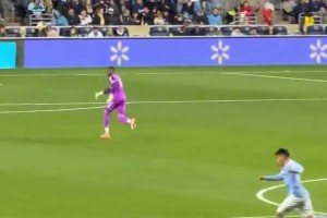 極限撲救！這么漂亮的半場弧線，門將是真撲啊??