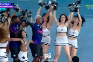 來快活啊??！球員進(jìn)球后，與啦啦隊(duì)小姐姐們一起跳舞慶祝