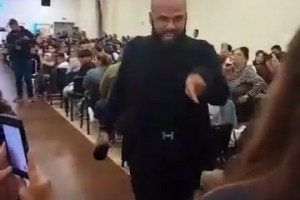 變化太大了！出獄后的阿爾維斯在教堂激情布道