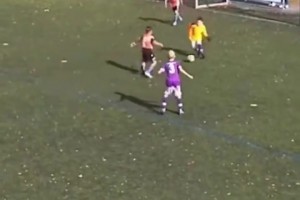 這門將有點猛?。∵@么小的孩子過人、戰(zhàn)術(shù)、走位都有模有樣！