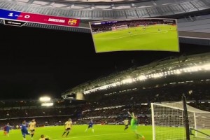 和現場看球沒啥區(qū)別！洛杉磯酒吧超大屏幕身臨其境看歐冠