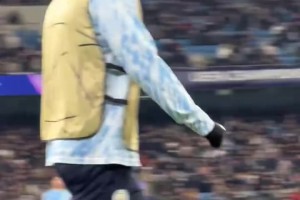 曼城2球落后，哈蘭德場邊熱身時的反應??