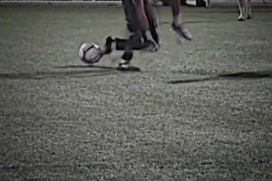 好家伙，小哥踢個業(yè)余場直接被裸絞