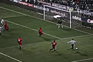 太優(yōu)雅了！紐卡名宿羅伯特經(jīng)典的雜耍式射門！