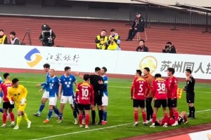 又見(jiàn)暴力！江蘇城市對(duì)抗賽爆發(fā)沖突染紅