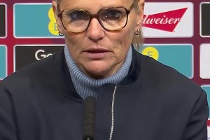 英女足主帥：花了一兩分鐘適應(yīng)中國(guó)女足的陣型，比賽比預(yù)期要輕松