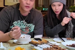 穆勒賽前踩場(chǎng)看起來心情不錯(cuò)呀~準(zhǔn)備好沖擊總決賽和梅西較量了嘛