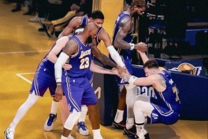 這就是老大地位！東契奇摔倒，球隊另外四人一起過來將其拉起！