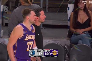 加雞腿??！昨日獨行俠vs湖人，場邊一名豐滿女球迷被導(dǎo)播拍到??