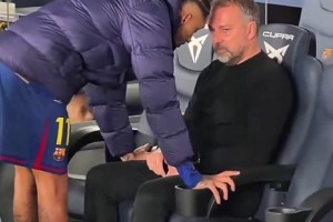 贏球也不高興！弗里克賽后獨(dú)坐替補(bǔ)席神情嚴(yán)肅，拉菲尼亞上前交流