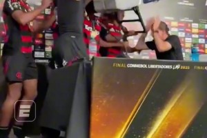 弗拉門(mén)戈主教練在發(fā)布會(huì)上慘遭香檳沐浴，這就是勝利的香檳浴嘛~