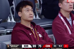 中國男籃大比分落后，隊(duì)長趙睿在場邊面色凝重，一臉無奈