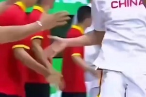 阿里納斯此前：你讓李凱爾和一群傻子打球，他看起來也會(huì)很傻！