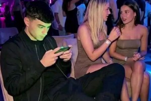 佩德里：女人，休想耽誤我玩游戲??