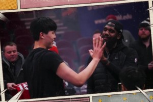 楊瀚森見到了昔日開拓者狀元中鋒奧登！還和奧登比手掌大小???