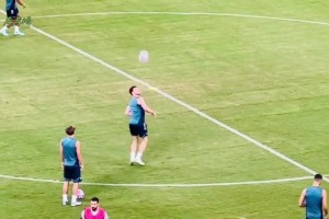 你好騷啊??！賴斯翹臀顛球把道曼看得一愣一愣的