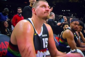 觸目驚心??！約基奇胳膊上的三道血痕是誰撓的？下手真狠啊??