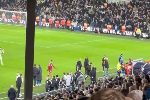 賽后斯洛特退場(chǎng)遇到薩拉赫，兩人沒(méi)有打招呼！