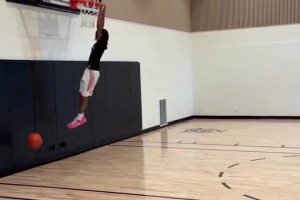 回家?guī)?！保羅與兒子訓練???CP4穿馬刺訓練服&跟老爸空接