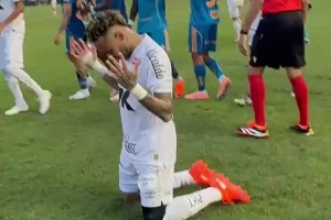 桑托斯保級(jí)成功！內(nèi)馬爾賽后跪地慶祝！