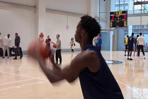 明年?duì)钤鬅衢T(mén)??AJ·迪班薩這跳投動(dòng)作，穩(wěn)定但好像慢了點(diǎn)？