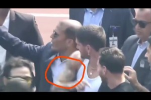 德保羅被印度工作人員抓住胳膊感到很不爽??