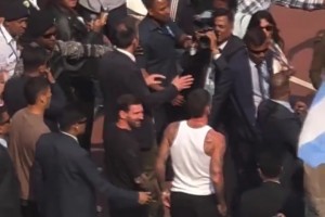 今天真得當(dāng)好保鏢??！梅西下車(chē)后德保羅就跟在一旁